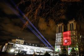 Vista general de la fachada de la Catedral de Notre-Dame en París, Francia. La Catedral de París será inaugurada oficialmente mañana después de casi seis años de trabajos de renovación.