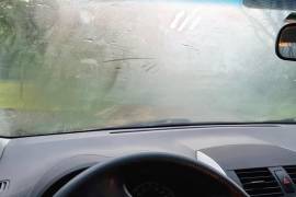 Conoce por qué se empañan los vidrios de tu coche y cómo eliminarlos sin usar el aire acondicionado.