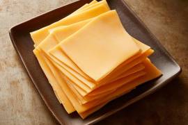 Un estudio de la Profeco expuso cuál es el queso amarillo más ‘gacho’, un producto que ni siquiera puede considerarse queso por su bajo aporte de proteína, uso de almidón y grasa vegetal.