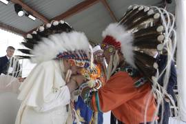 El papa Francisco recibe un obsequio de guerra durante una reunión con indígenas para una oración en silencio en el cementerio de Maskwacis, una ciudad a 100 kilómetros al sur de Edmonton, Canadá.
