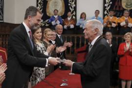 Eduardo Mendoza reivindica el humor al recibir el Premio Cervantes