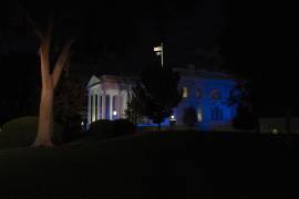 La Casa Blanca está iluminada con los colores de la bandera de Israel, azul y blanco, en Washington, DC, como una muestra de apoyo tras ser atacado por Hamas.