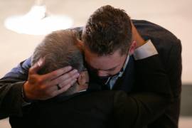 Pau Gasol (d), se abraza con el presidente del FC Barcelona Joan Laporta (i) al finalizar el acto celebrado en el Gran Teatro del Liceo de Barcelona en el que anunció su retiro del baloncesto profesional a los 41 años y tras 21 temporadas en activo.EFE/Enric Fontcuberta