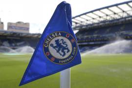 Banderín del club Chelsea ondea en el estadio Stamford Bridge de Londres.