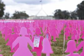6,000 siluetas de mujeres rosas que sirven de memorial sobre el cáncer de mama en las afueras de la Casa del Parlamento en Canberra, Australia con motivo del Día Mundial de la lucha contra el cáncer de mama.