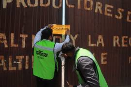 Elementos de la Policía Ambiental colocan sellos de clausura en la ladrillera por operar sin permisos ni medidas de seguridad.
