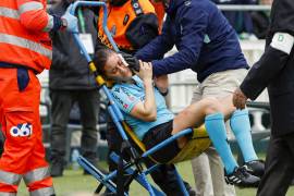 La asistente Guadalupe Porras Ayuso fue retirada del terreno de juego tras ser golpeada por una cámara autónoma de la televisión en el partido enntre el Real Betis y el Athletic Club.