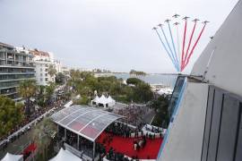 La unidad acrobática de la fuerza aérea francesa ‘Patrouille de France’ se presenta cuando los invitados llegan para la proyección de ‘Top Gun: Maverick’ durante el 75º Festival de Cine de Cannes, en Cannes.