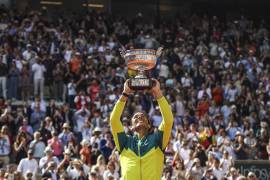 Rafael Nadal celebra con el trofeo La Coupe des Mousquetaires después de vencer a Casper Ruud el torneo de tenis del Abierto de Francia en Roland Garros en París.