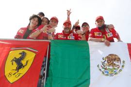 Aficionados de Ferrari posan para fotos, durante la tercera práctica del Gran Premio de Fórmula Uno de México que se realiza en el Autódromo Hermanos Rodríguez en Ciudad de México