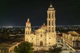La Catedral de Saltillo relumbró esta noche con su nuevo sistema de iluminación.