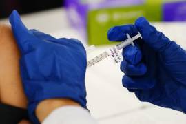 Un trabajador sanitario aplica una dosis de la vacuna de Moderna contra el COVID-19 en un centro de vacunación en Morristown, Pennsylvania.