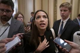 Despiden a policías que bromearon sobre disparar a Ocasio-Cortez