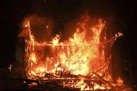 Una estructura es consumida por el incendio Palisades en el vecindario de Pacific Palisades en Los Ángeles, el jueves 9 de enero de 2025. FOTO: