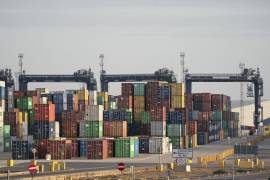 Unos 2 mil trabajadores del puerto abandonaron sus labores para exigir mejoras salariales, incitando temores en la cadena de suministros.