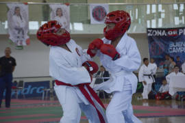 Karatecas muestran sus habilidades en Copa Sueño de Campeones