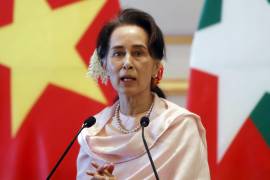 En esta fotografía de archivo del 17 de diciembre de 2019, la exlíder de Myanmar, Aung San Suu Kyi, habla durante una conferencia de prensa. AP/Aung Shine Oo