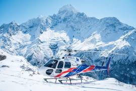 Cinco mexicanos que hacían un recorrido turístico para ver el Monte Everest perdieron la vida cuando el helicóptero en que viajaban se estrelló.