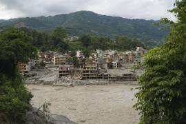Vista de la situación que se vive en Devighat, Nepal, uno de los pueblos afectados por la avalancha de agua y rocas. Al menos 1,225 personas han muerto y 4,757 siguen desaparecidas en Nepal y China