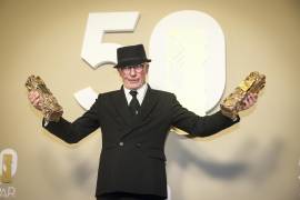 Jacques Audiard celebrando el triunfo de dos de las categorías en los Premios César en Francia.