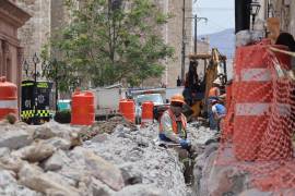 En solo dos días los trabajos de subterranización de servicios llevan gran avance en la calle de Juárez.