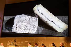 Olavidia, de la quesería Quesos y Besos, ubicada en Guarromán (Jaén), se alzó con el premio al mejor queso del mundo en el World Cheese Awards (WCA) 2021 que se celebró en Oviedo, España. EFE/Eloy Alonso
