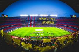 El Camp Nou rinde tributo a Johan Cruyff en el minuto 14