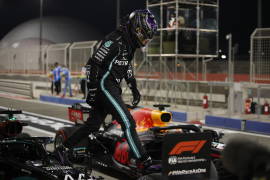 Hamilton logró su pole 98, sale primero en Bahréin