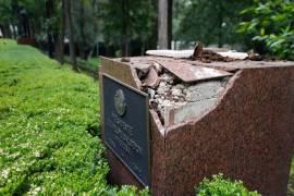 La estatua del expresidente Felipe Calderón Hinojosa, ubicada en el Centro Cultural Los Pinos, cayó de su basamento por la caída de un árbol durante la madrugada del 25 de julio.