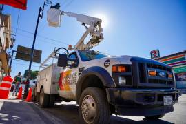 Personal de la Dirección de Alumbrado Público realiza trabajos de instalación y mantenimiento de luminarias en distintos sectores de Ramos Arizpe.