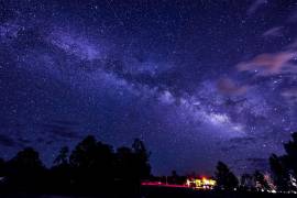 Las lluvias de meteoros, una especie de fuegos artificiales naturales que brillan en el cielo nocturno.