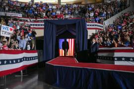 El expresidente Donald Trump, candidato presidencial republicano, sube al escenario en un mitin en Erie, Pensilvania.