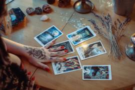 El tarot es un conjunto de 78 cartas divididas en Arcanos Mayores y Menores.