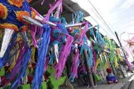 Mujer rompe piñata a patadas en posada y celebración sale mal.