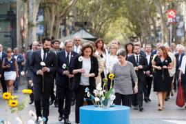 Música, flores y poesía, Barcelona recuerda a las víctimas de atentado en las La Rambla
