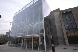El exterior del Lehman Center for the Performing Arts en el Bronx, Nueva York. AP/Isaac Arias
