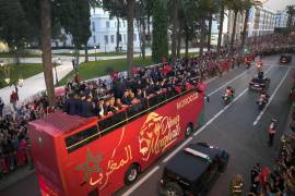 Los seleccionados de Marruecos recorren en autobús el centro de Rabat, ante una multitud que feseteja el cuarto puesto mundialista.