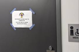 En esta fotografía cortesía de Cuyler Dunn, se muestra un letrero en un baño para informar que fue cerrado debido a actos de vandalismo en una escuela secundaria de Lawrence, Kansas. AP/Cuyler Dunn