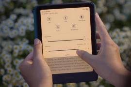 Una mujer utilizando la nueva Kindle Scribe. Amazon presentó su nuevo Kindle Scribe, un cuaderno digital que usa la IA generativa para hacer resúmenes de textos, mejorar la caligrafía y hacer apuntes en los libro.