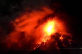 El volcán de Fuego en erupción hoy en Alotenango a 65 kilometros al suroeste de Ciudad de Guatemala, Guatemala.