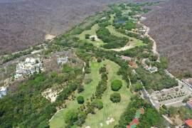 Semarnat informó que continuará la clausura del Área Natural Protegida Parque Nacional Tangoluanda en Huatulco, Oaxaca; donde se encuentra el campo de golf concesionado al empresario Ricardo Salinas Pliego.