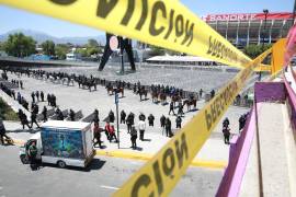 Decenas de elementos de la Policía Montada de la Ciudad de México resguardan el acceso principal del Estadio Banorte, donde se jugará en la noche un partido amistoso entre las selecciones de futbol de México vs Portugal.