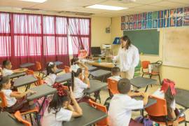 La beca de 2 mil 500 pesos representa un apoyo importante frente al gasto promedio de aproximadamente 3 mil 500 pesos que realizan las familias por estudiante para el regreso a clases.