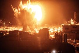 Un ataque aéreo israelí impacta el campamento Ansar para palestinos desplazados, en el oeste de la ciudad de Gaza, el 11 de marzo de 2026.