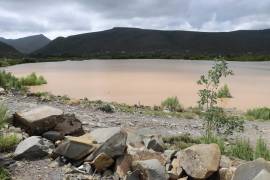 El vertedor de la presa Palo Blanco libera agua a un ritmo de ocho metros cúbicos por segundo, una fuerza y flujo constante que mantienen el equilibrio hídrico en la región sureste de Coahuila.