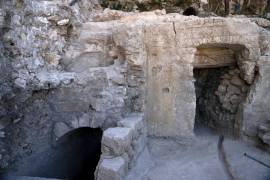 Sitio de un baño ritual, o mikvé, izquierda, junto al Muro de los Lamentos en la Ciudad Vieja de Jerusalén. El baño, que data del siglo I, fue descubierto por trabajadores que construyen un elevador.