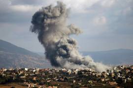 El humo se eleva tras los ataques aéreos israelíes en la ciudad de Khiam, en el sur del Líbano, junto a la frontera entre Líbano e Israel, tomada desde Marjayoun , Líbano, este jueves. Más de 2.300 personas han muerto y más de 11.000 han resultado heridas en Líbano. FOTO: EFE.