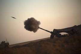 Marines estadounidenses disparan un obús M777-A2 en el norte de Siria, el 15 de mayo de 2017. (Matthew Callahan.