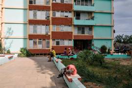 Esta situación, agravada por las sanciones estadounidenses al suministro de petróleo extranjero y el deterioro de la red eléctrica nacional, golpea con dureza a Cuba.