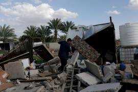 Un hombre beduino inspecciona los daños en su casa en Istih Al-Dyouk Al-Tahta, un suburbio de la ciudad cisjordana de Jericó.